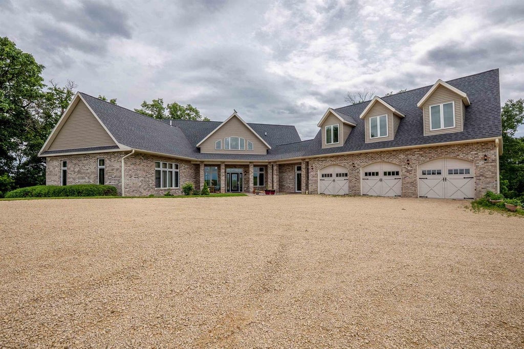 Photo of 4526 County Road Q ROAD, Dodgeville, WI 53533 (MLS # 2027717)