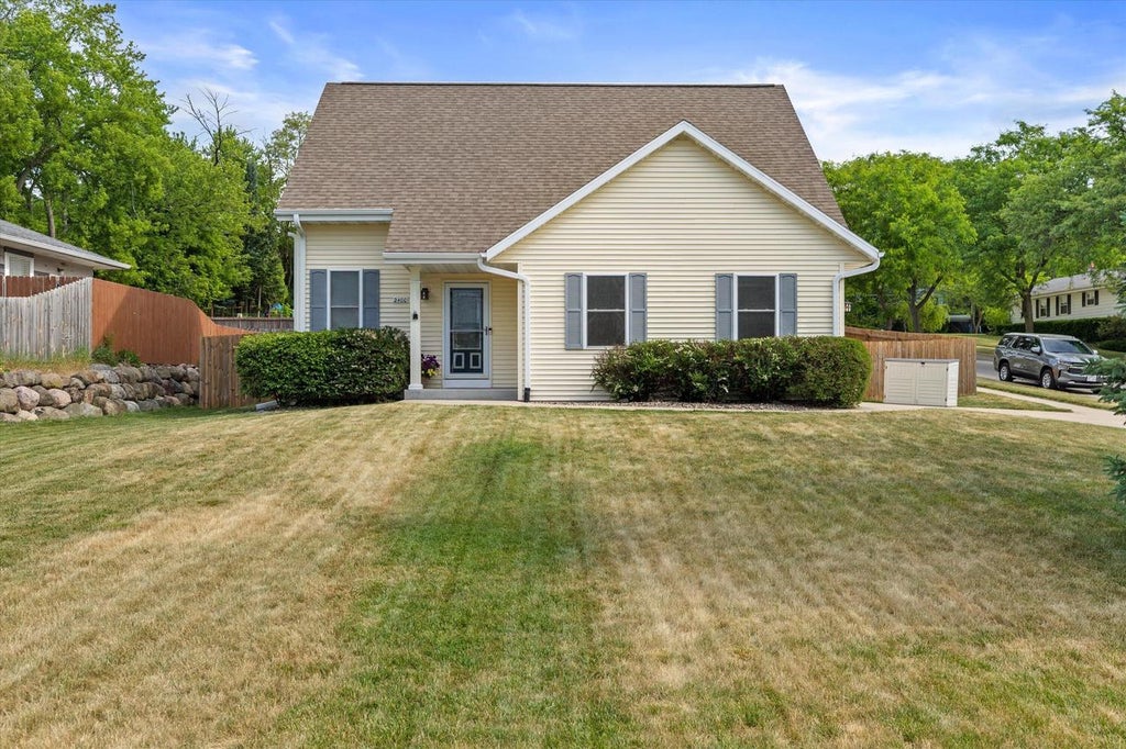 Photo of 2400 Summit AVENUE, Waukesha, WI 53188 (MLS # 1965945)