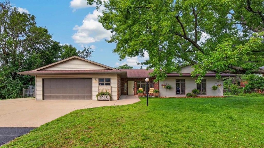 Photo of 1016 Sunset BOULEVARD, Stevens Point, WI 54481 (MLS # 22603926)