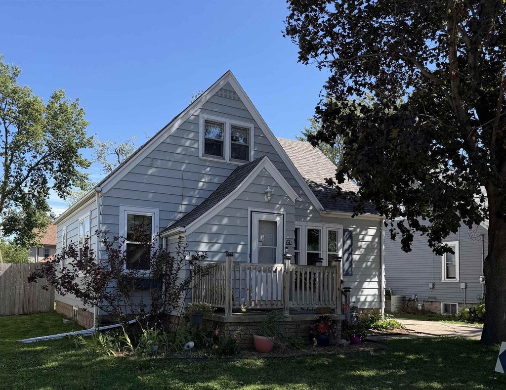 Photo of 328 Oak STREET, Menasha, WI 54952 (MLS # 50332386)