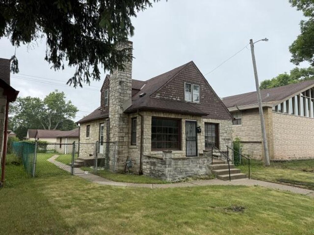 Photo of 2421 W Hampton AVENUE, Milwaukee, WI 53209 (MLS # 1968877)