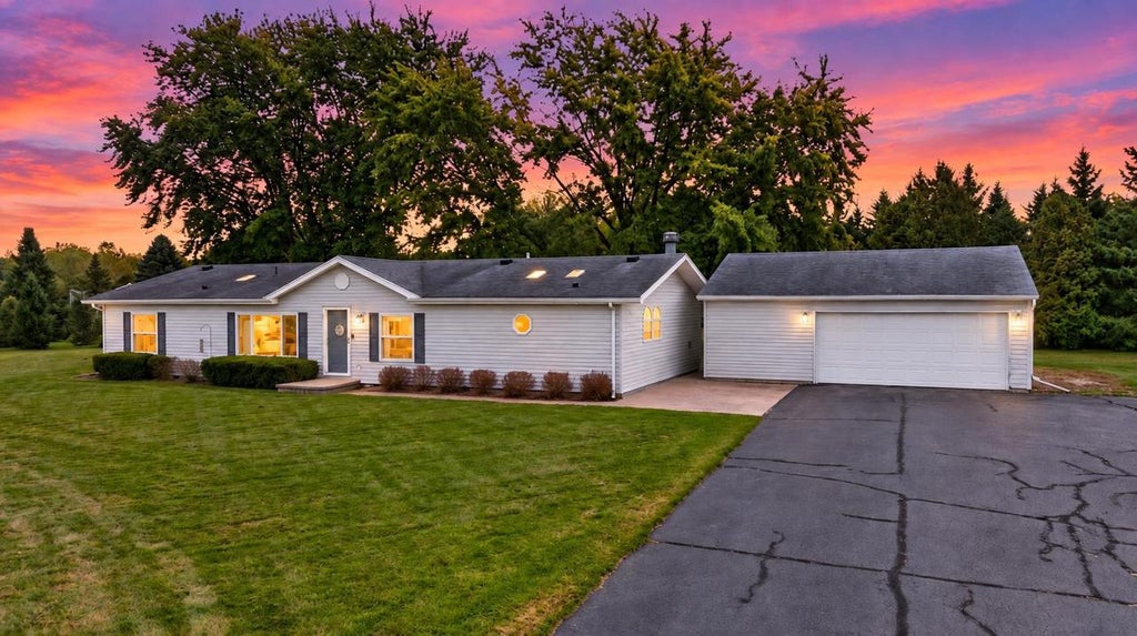 Photo of 4201 Matuszak COURT, Green Bay, WI 54313 (MLS # 50334199)