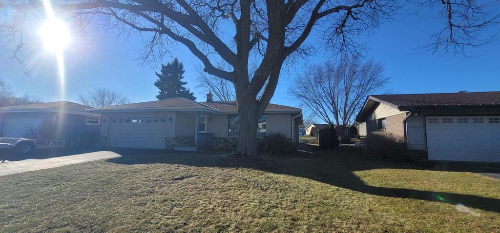 Photo of 3208 15th AVENUE, South Milwaukee, WI 53172 (MLS # 1947896)