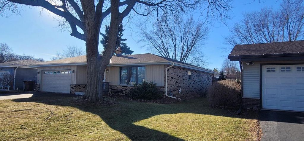 Photo of 3208 15th AVENUE, South Milwaukee, WI 53172 (MLS # 1947896)