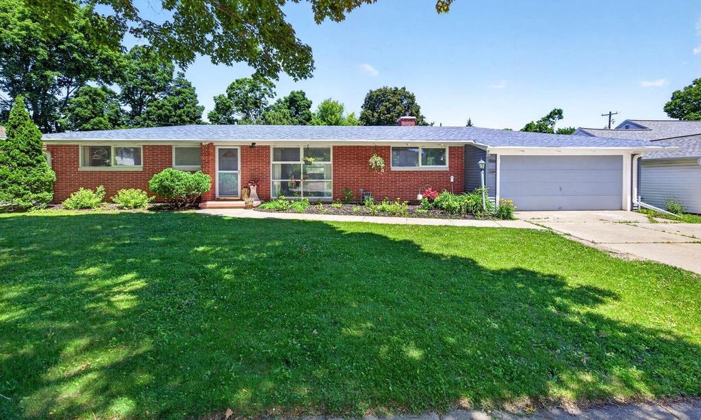 Photo of 1304 Division STREET, Green Bay, WI 54303 (MLS # 50327683)