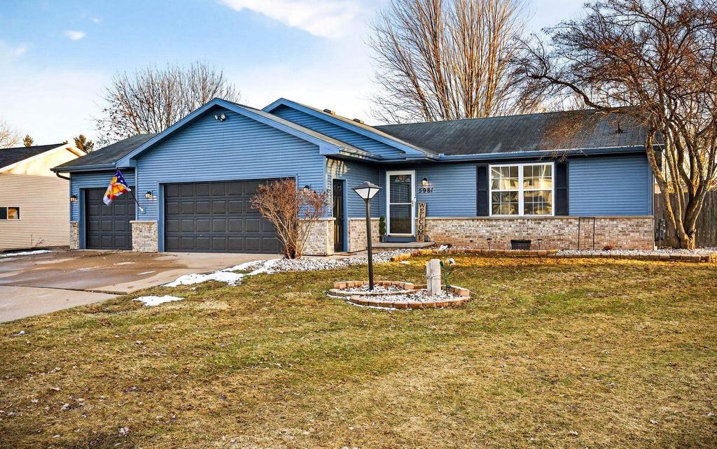 Photo of W5981 Woodsedge COURT, Appleton, WI 54915 (MLS # 50321700)