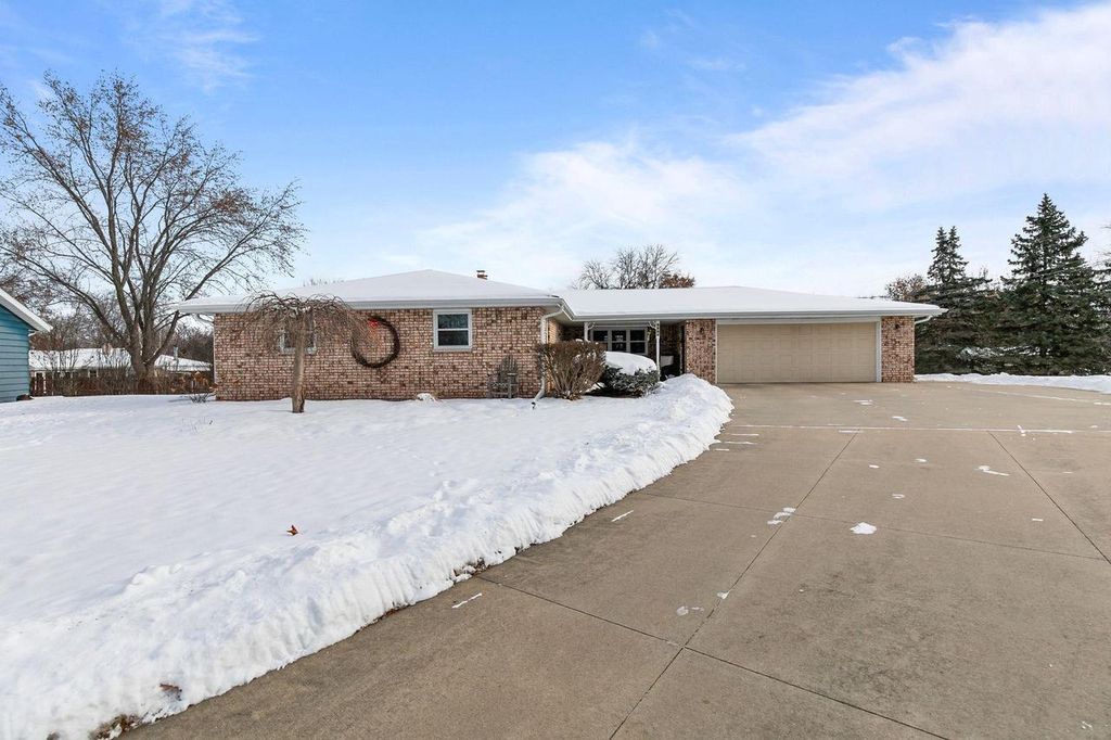 Photo of 608 Michigan Lane COURT, Kaukauna, WI 54130 (MLS # 50319586)