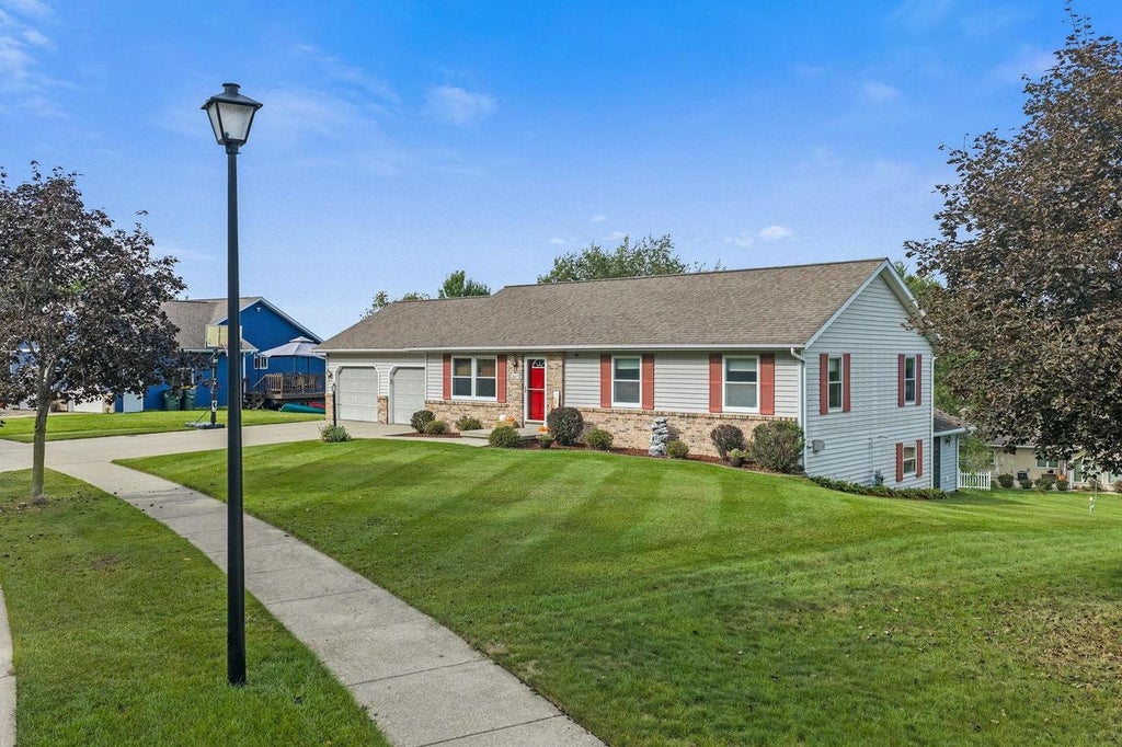 Photo of 2217 Winfield DRIVE, Reedsburg, WI 53959 (MLS # 2032769)