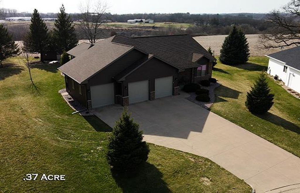 Photo of 1080 Oakhaven COURT, Platteville, WI 53818 (MLS # 2019939)