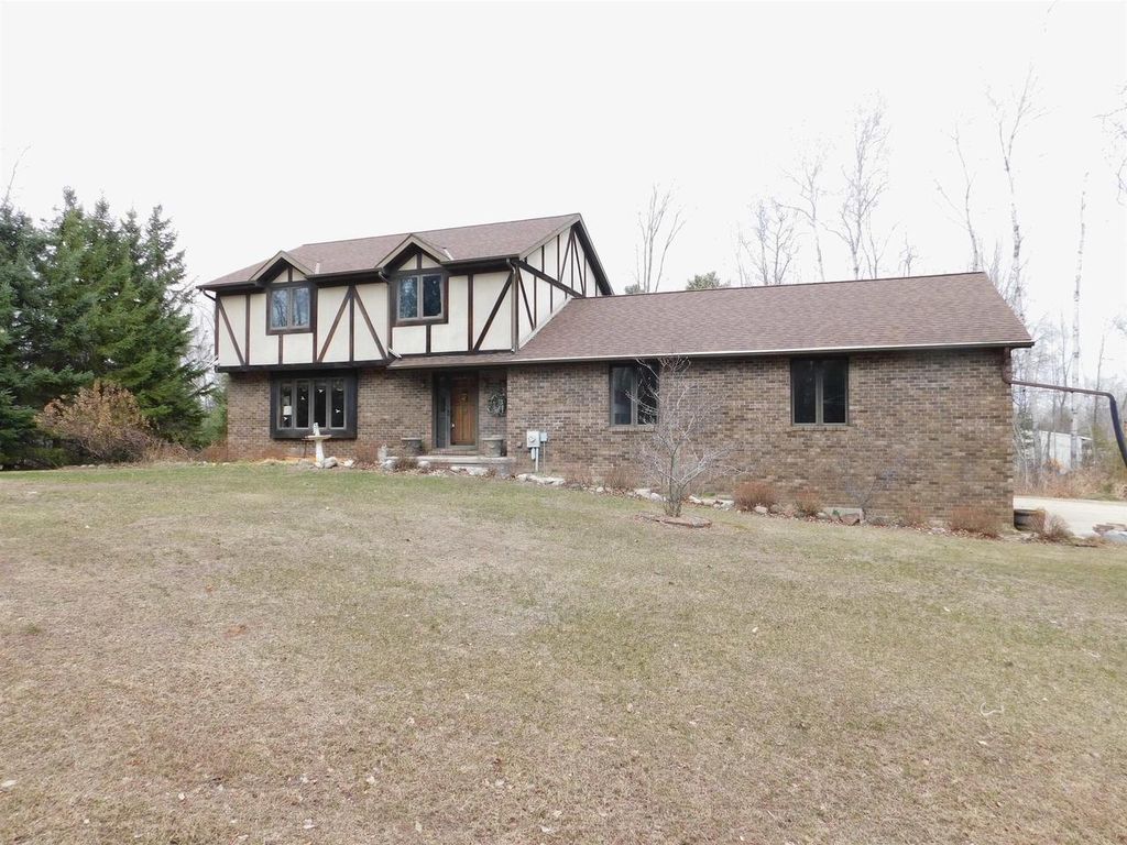 Photo of 2454 Forest Meadows COURT, Green Bay, WI 54313 (MLS # 50321028)