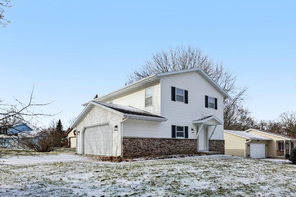 Photo of 2 Hallows CIRCLE, Madison, WI 53704 (MLS # 2014987)