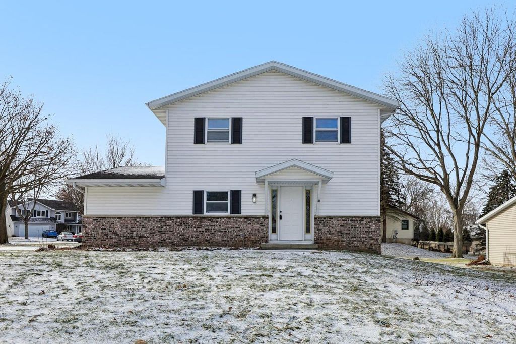 Photo of 2 Hallows CIRCLE, Madison, WI 53704 (MLS # 2014987)