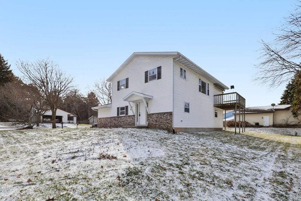 Photo of 2 Hallows CIRCLE, Madison, WI 53704 (MLS # 2014987)