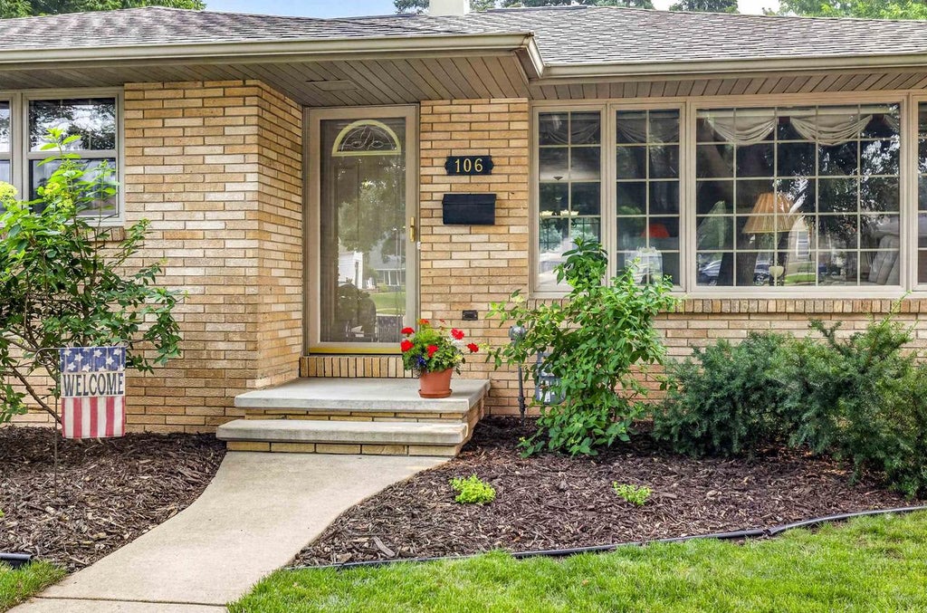 Photo of 106 Lox COURT, Combined Locks, WI 54113 (MLS # 50329837)