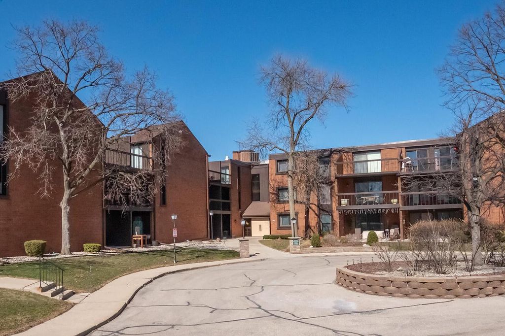 Photo of 5200 S Tuckaway BOULEVARD #270D, Greenfield, WI 53221 (MLS # 1955511)