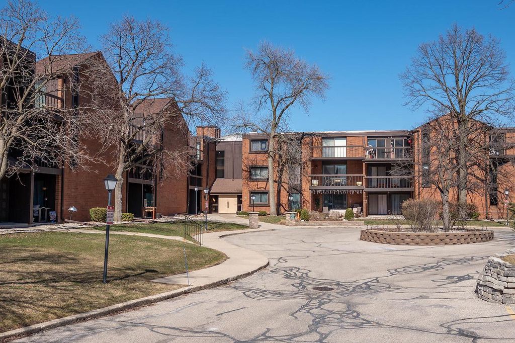 Photo of 5200 S Tuckaway BOULEVARD #270D, Greenfield, WI 53221 (MLS # 1955511)