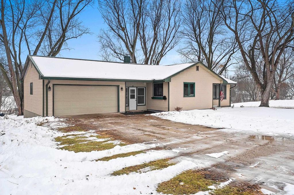 Photo of 905 Washington STREET, Fremont, WI 54940 (MLS # 50319362)