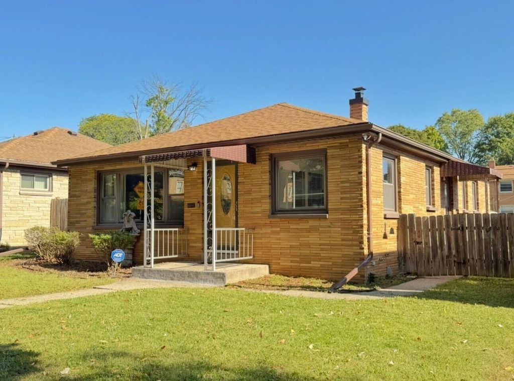 Photo of 6130 W Leon TERRACE, Milwaukee, WI 53218 (MLS # 1937553)