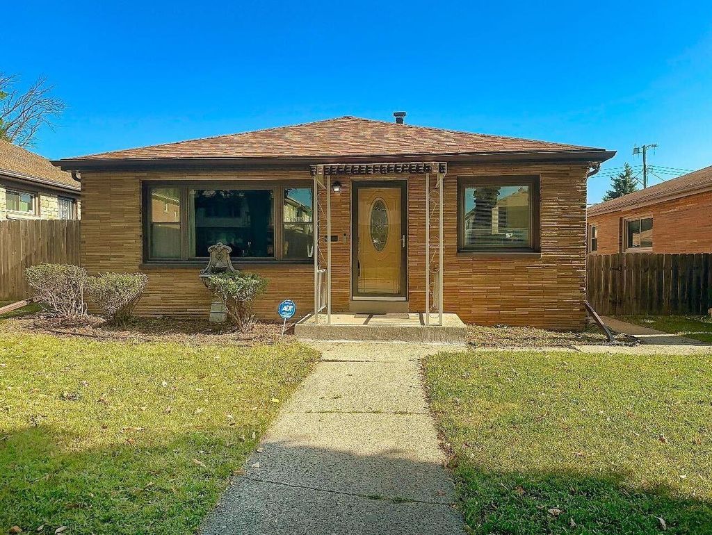 Photo of 6130 W Leon TERRACE, Milwaukee, WI 53218 (MLS # 1937553)