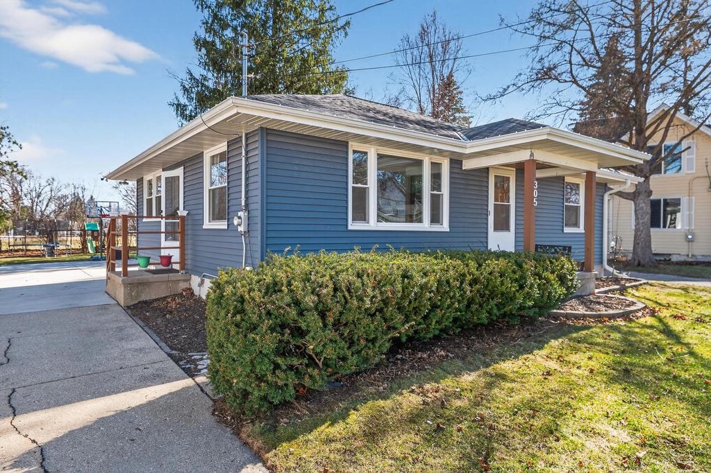 Photo of 305 S Concord ROAD, Oconomowoc, WI 53066 (MLS # 1954878)