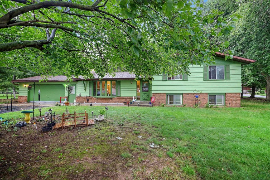 Photo of 104 Crestwood COURT, Shawano, WI 54166 (MLS # 50332168)
