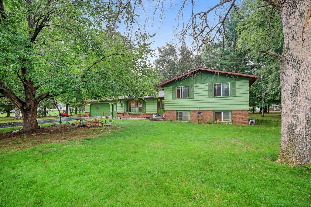 Photo of 104 Crestwood COURT, Shawano, WI 54166 (MLS # 50332168)