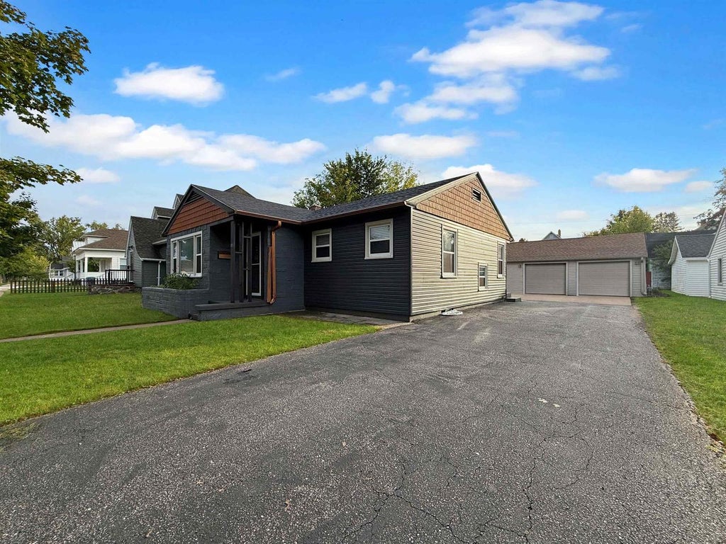 Photo of 1111 S 7th Avenue South AVE, Wausau, WI 54401 (MLS # 22604685)