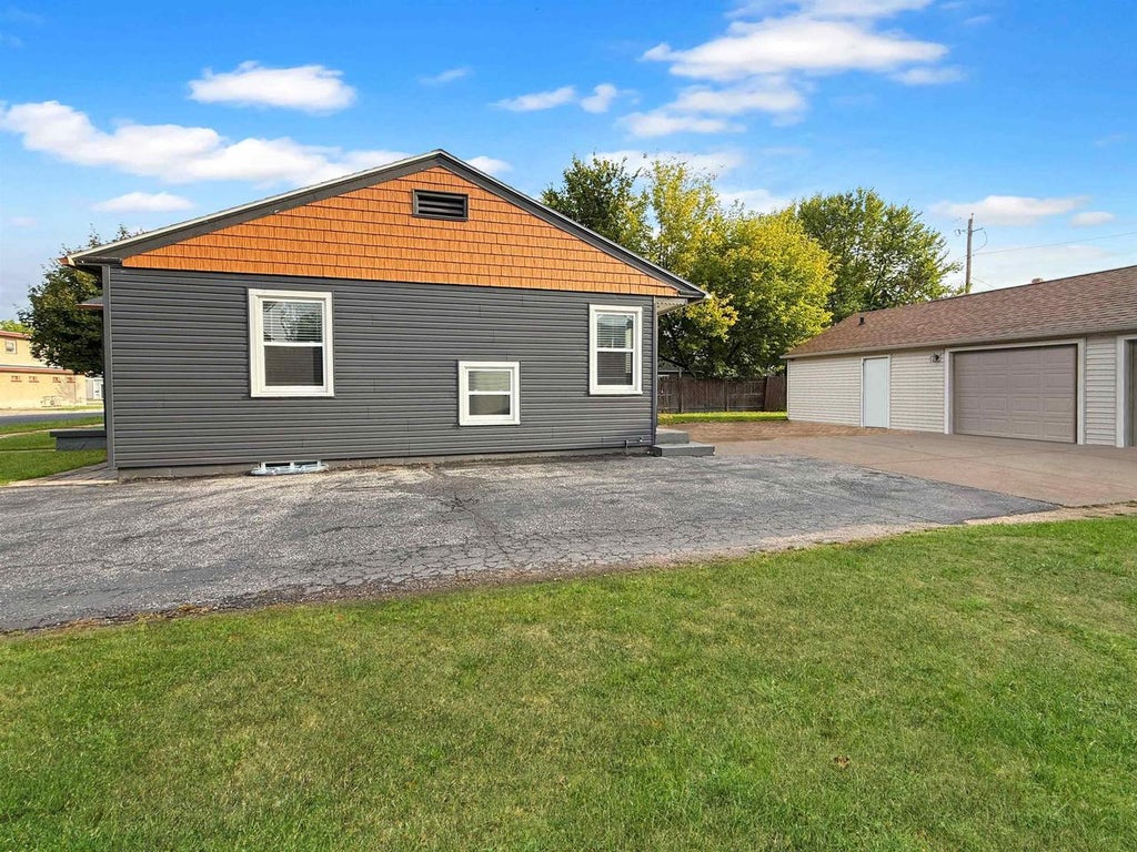Photo of 1111 S 7th Avenue South AVE, Wausau, WI 54401 (MLS # 22604685)