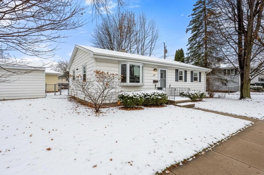 Photo of 2109 E College AVENUE, Appleton, WI 54915 (MLS # 50318764)