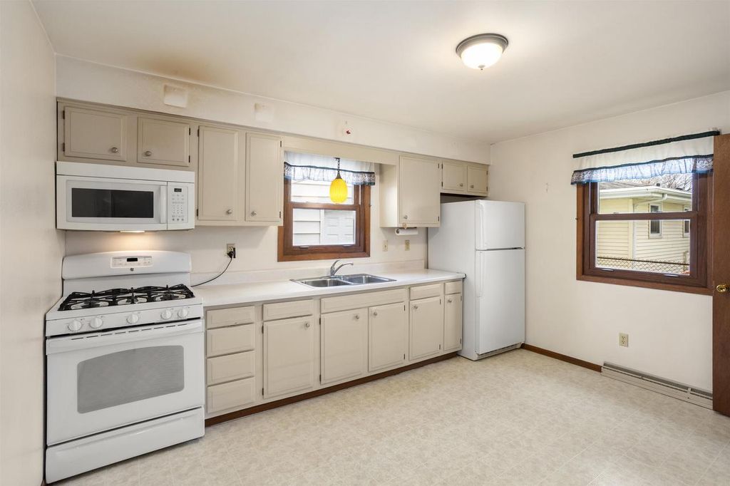 Photo of 2109 E College AVENUE, Appleton, WI 54915 (MLS # 50318764)