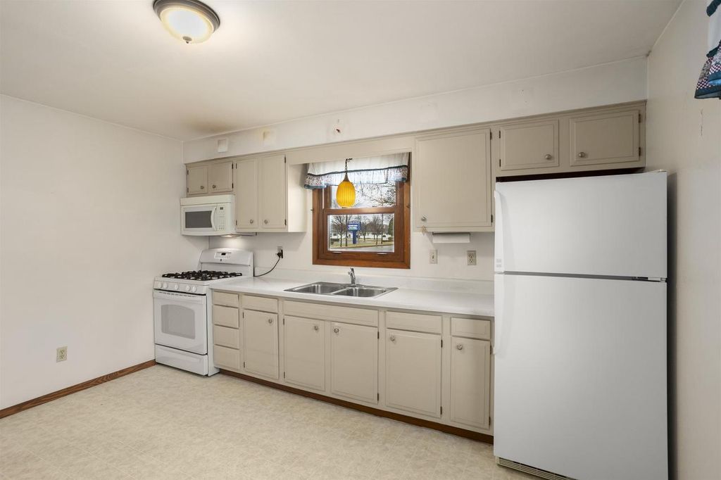 Photo of 2109 E College AVENUE, Appleton, WI 54915 (MLS # 50318764)