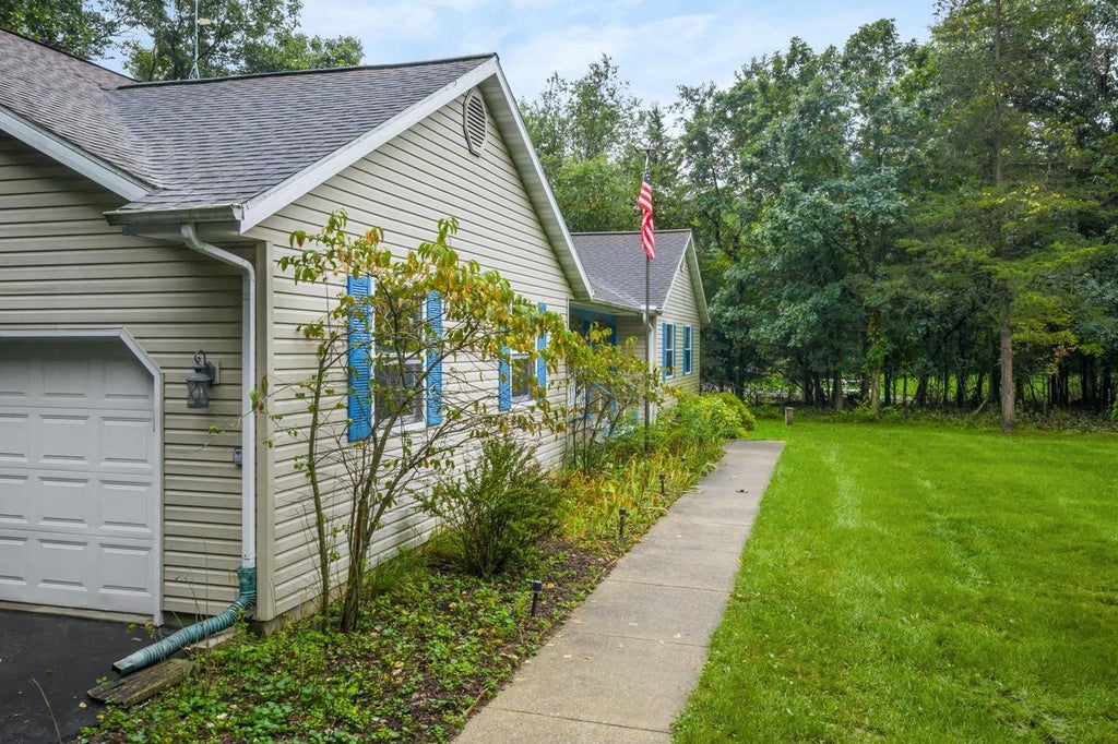 Photo of S3714 S Bent Tree DRIVE, Baraboo, WI 53913 (MLS # 2033357)