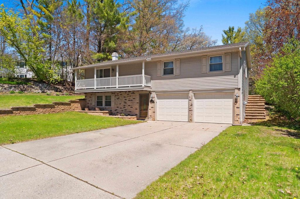 Photo of 2987 Albert DRIVE, Green Bay, WI 54311 (MLS # 50325612)