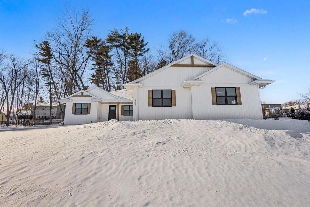 Photo of 1093 Stordeur DRIVE, Green Bay, WI 54313 (MLS # 50316705)