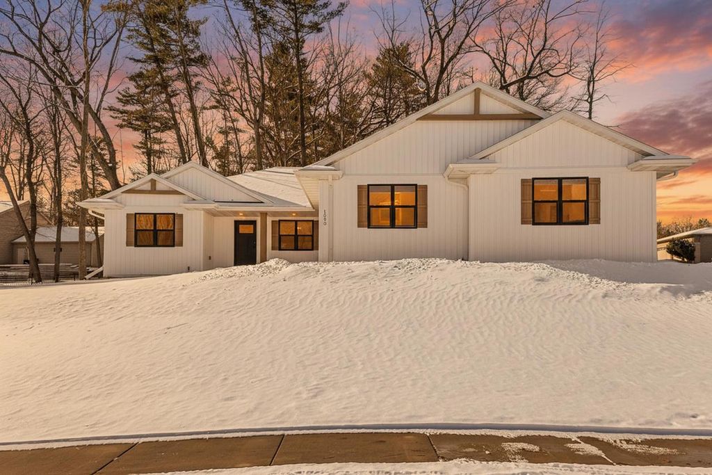 Photo of 1093 Stordeur DRIVE, Green Bay, WI 54313 (MLS # 50316705)