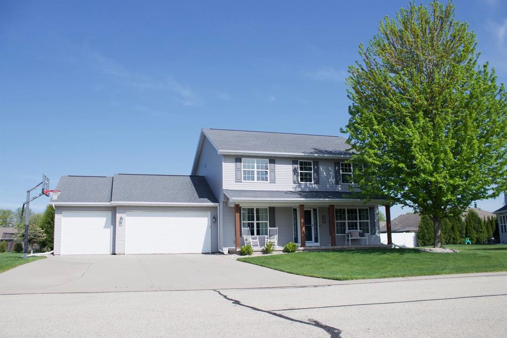 Photo of W6464 Cherrybark CIRCLE, Menasha, WI 54952 (MLS # 50325737)