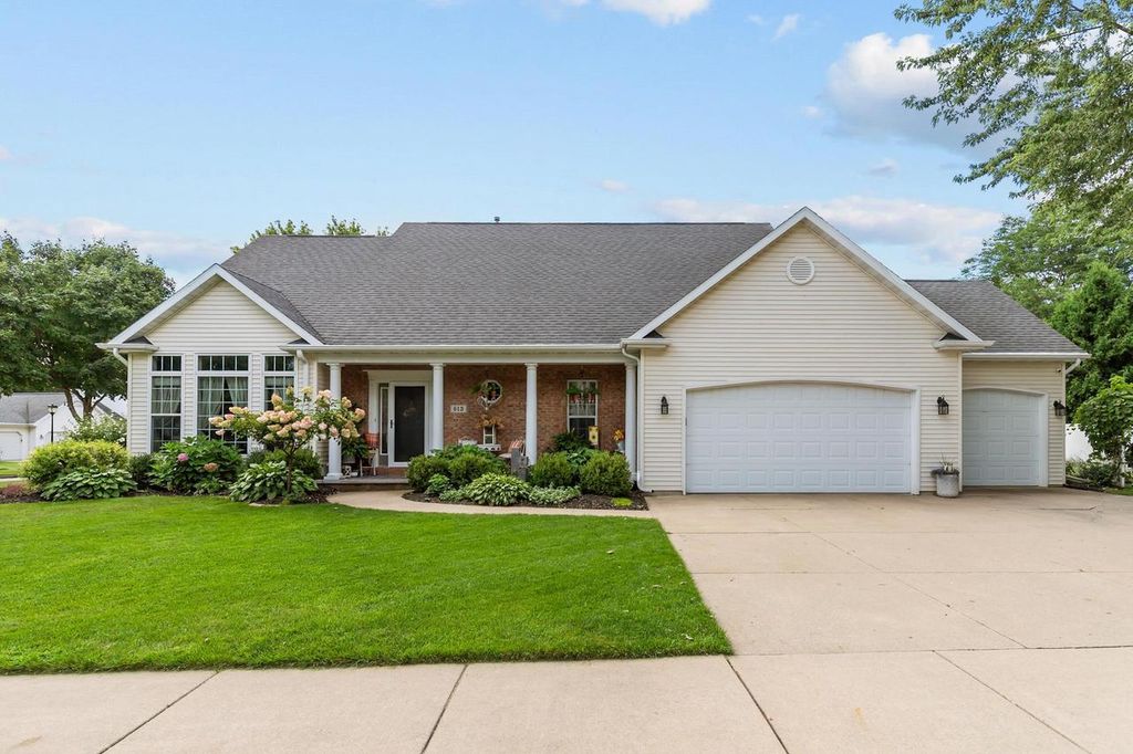 Photo of 613 E Castlebury LANE, Appleton, WI 54913 (MLS # 50324011)