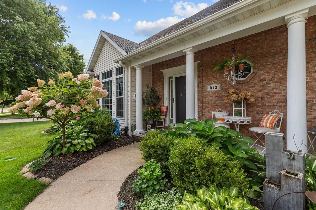 Photo of 613 E Castlebury LANE, Appleton, WI 54913 (MLS # 50324011)