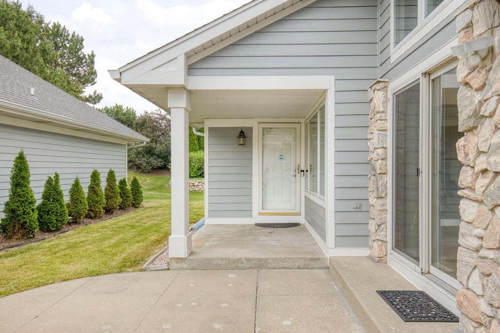 Photo of 14048 W Waters Edge TRAIL, New Berlin, WI 53151 (MLS # 1971331)