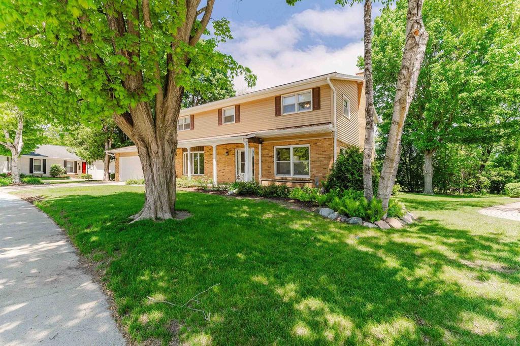 Photo of 1040 Maricopa DRIVE, Oshkosh, WI 54904 (MLS # 50326540)