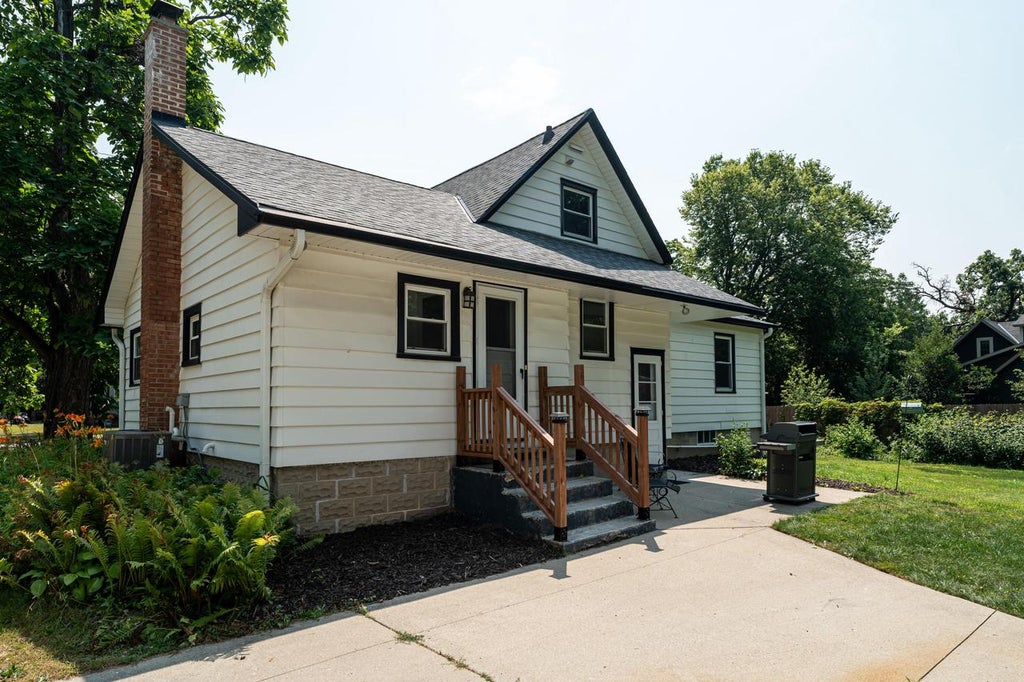 Photo of 187 S Main STREET, Dousman, WI 53118 (MLS # 1979496)