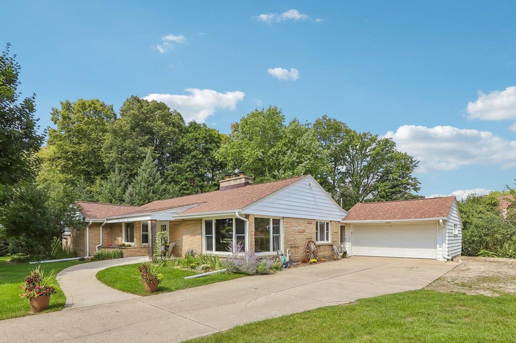 Photo of 5004 W Hiawatha DRIVE, Mequon, WI 53092 (MLS # 1980584)