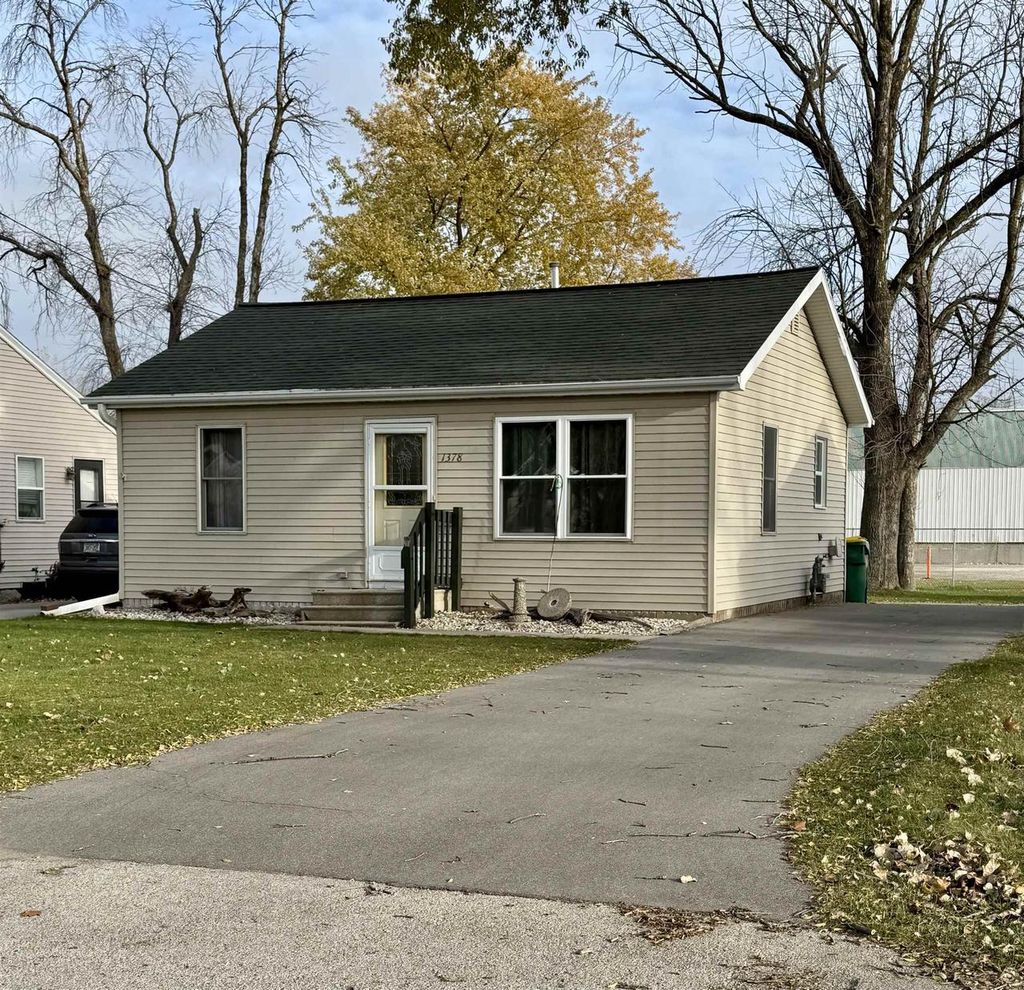 Photo of 1378 Thrush STREET, Green Bay, WI 54303 (MLS # 50319663)