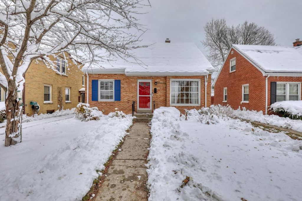 Photo of 5756 N Argyle AVENUE, Glendale, WI 53209 (MLS # 1944798)