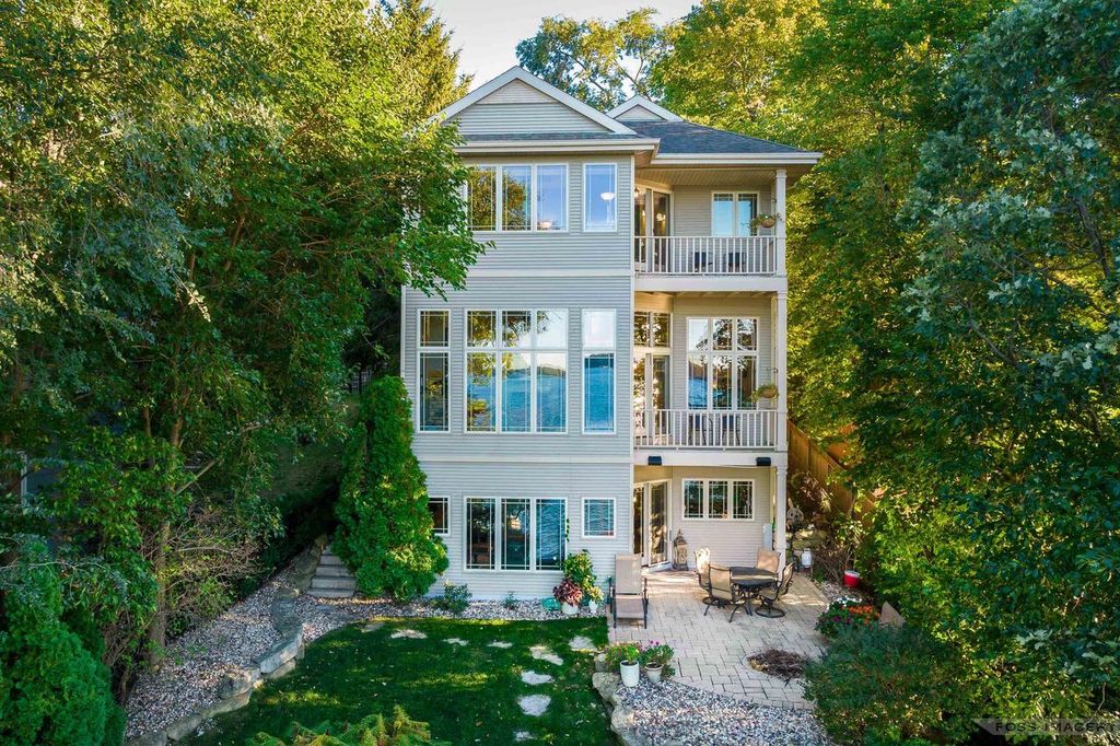 Photo of 407 Greenwood AVENUE, Waukesha, WI 53188 (MLS # 1944386)