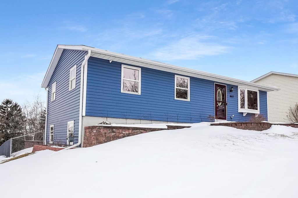 Photo of 1807 Swartz DRIVE, Waukesha, WI 53188 (MLS # 1949262)