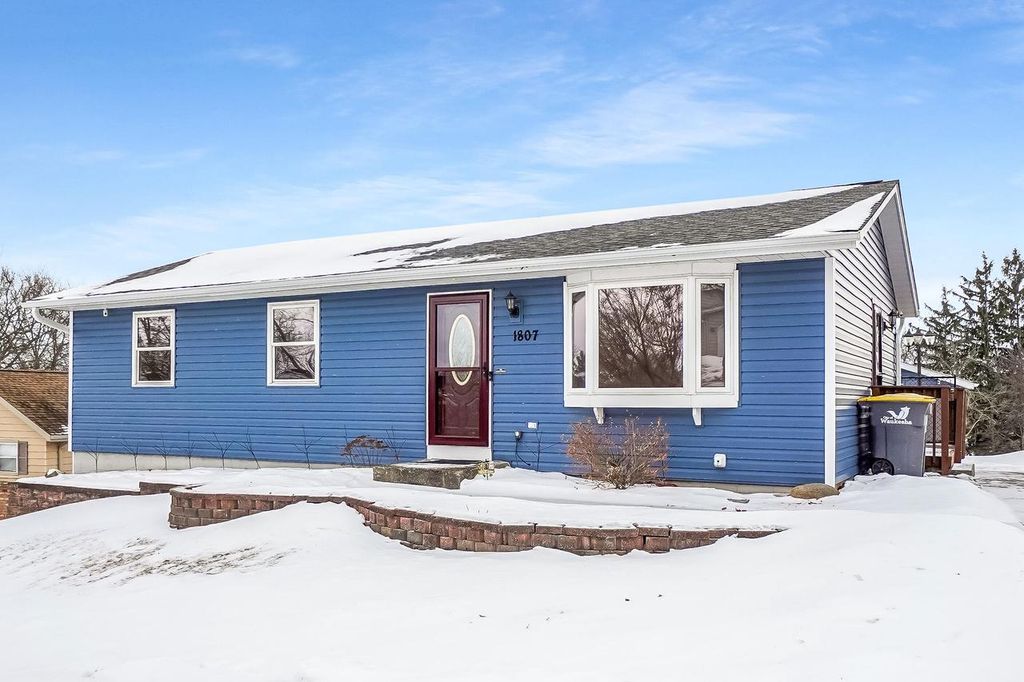 Photo of 1807 Swartz DRIVE, Waukesha, WI 53188 (MLS # 1949262)