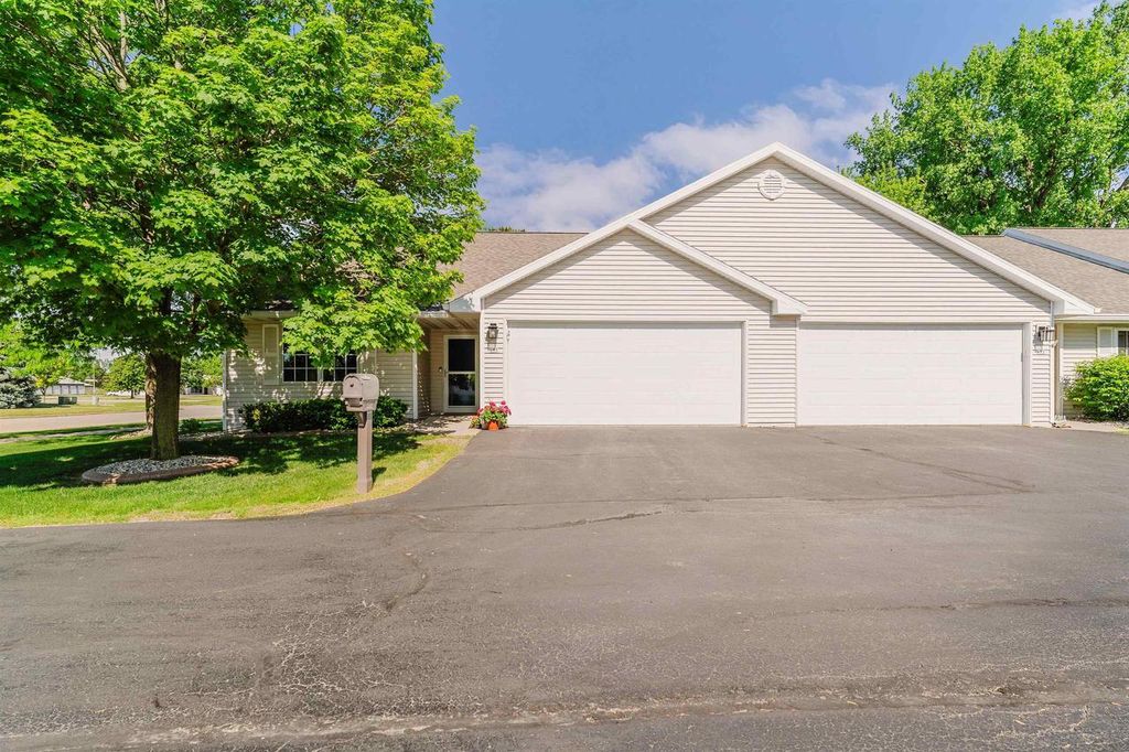 Photo of 485 W Packer AVENUE, Oshkosh, WI 54901 (MLS # 50326555)
