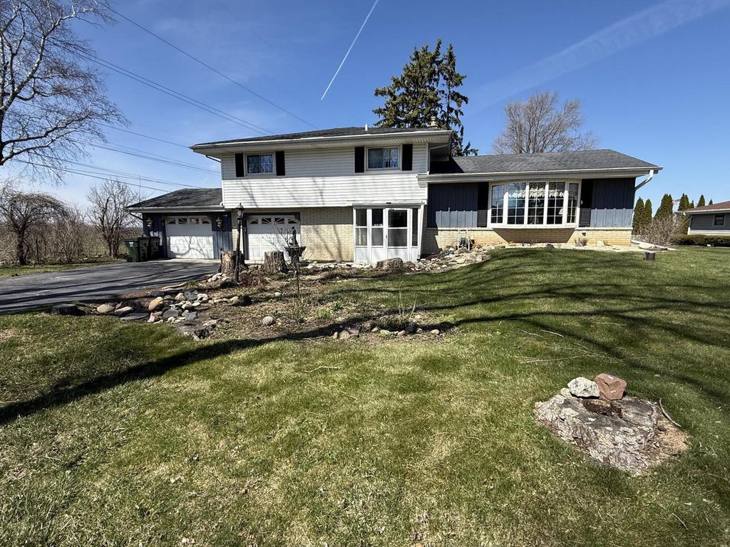 Photo of 21970 W Mac Gregor DRIVE, New Berlin, WI 53146 (MLS # 1957275)