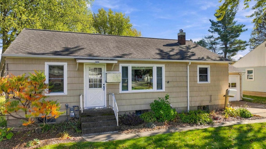 Photo of 901 N Maple AVENUE, Marshfield, WI 54449 (MLS # 22605222)